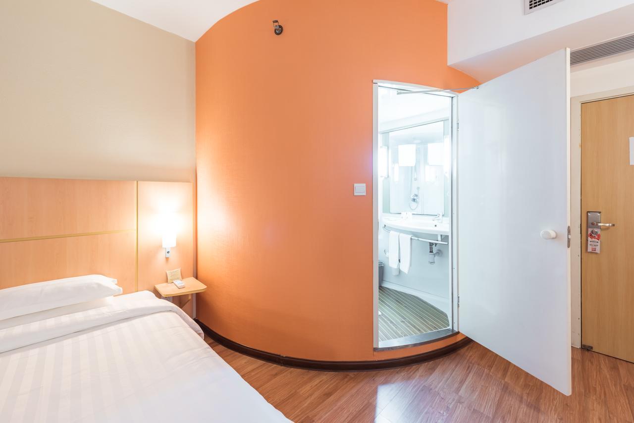 Ibis Shanghai Xujiahui Exterior photo