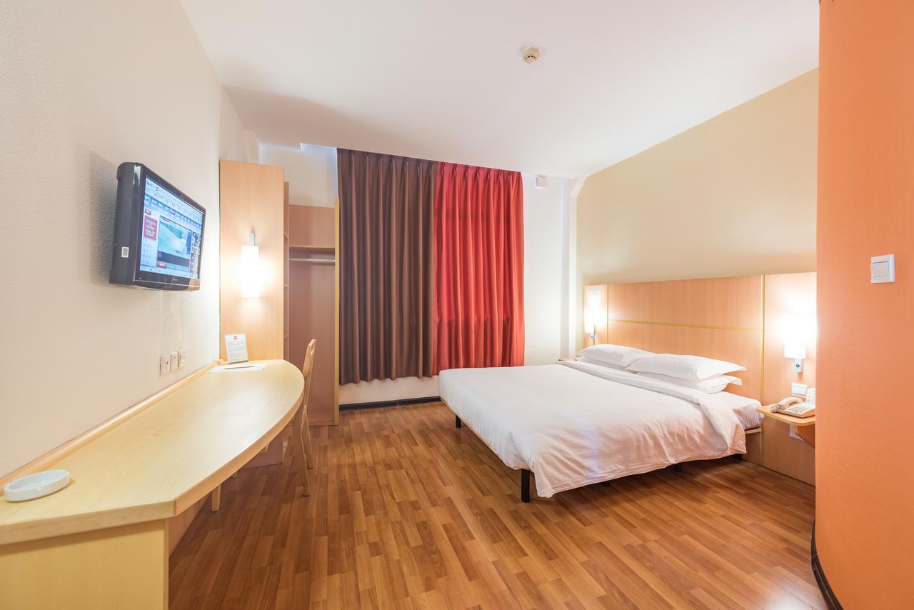 Ibis Shanghai Xujiahui Exterior photo