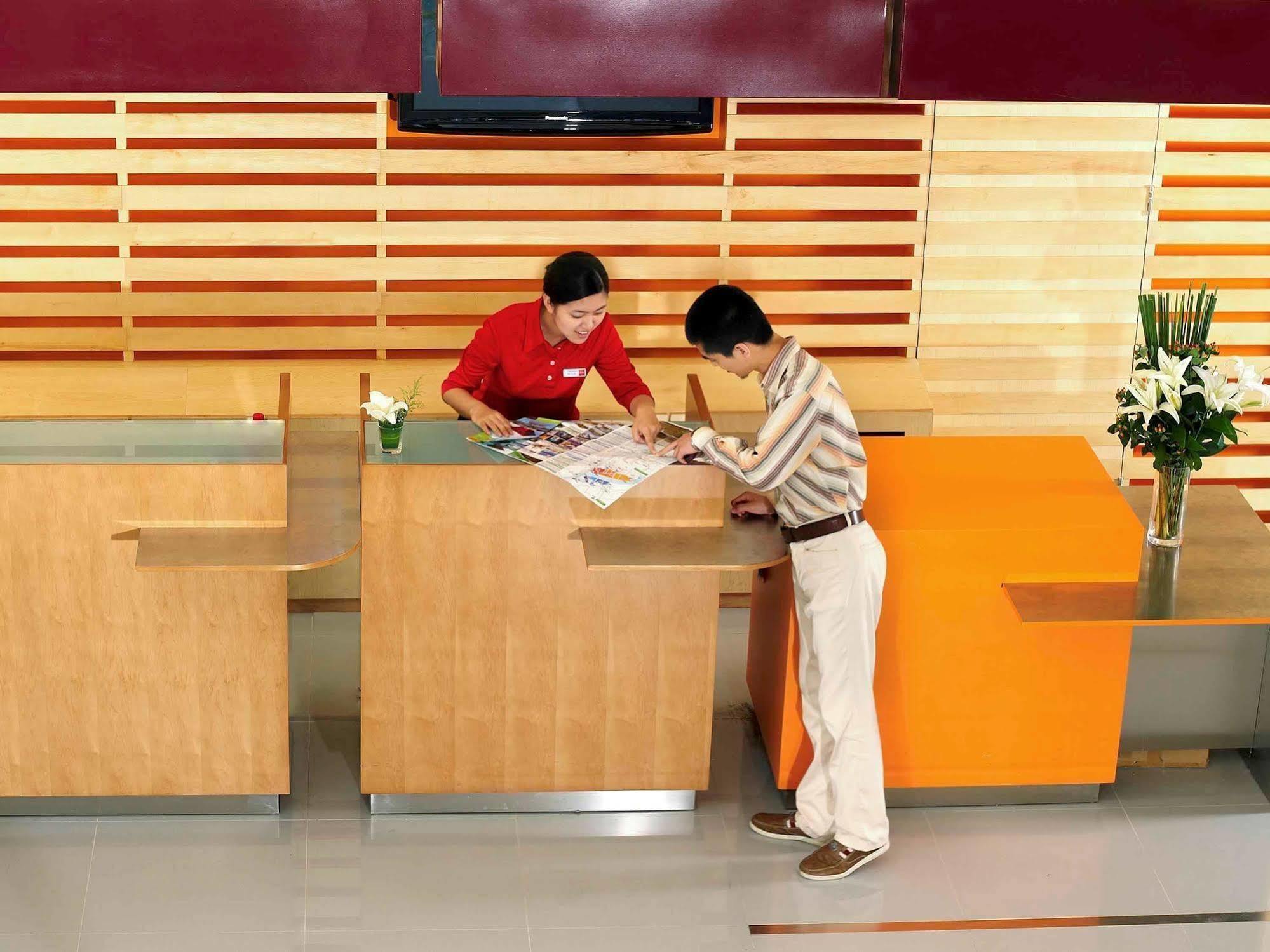 Ibis Shanghai Xujiahui Exterior photo