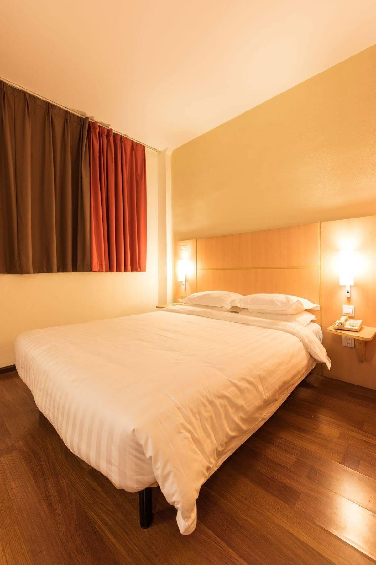 Ibis Shanghai Xujiahui Exterior photo