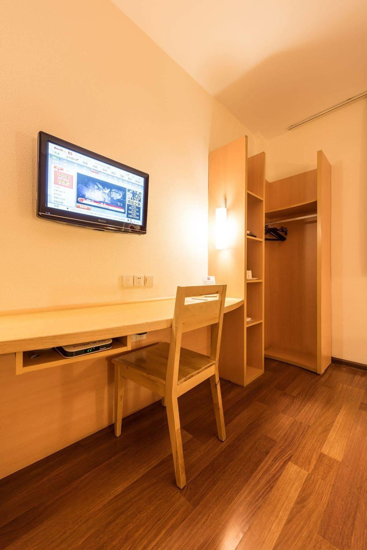 Ibis Shanghai Xujiahui Exterior photo